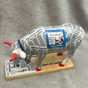 Cow Parade Figurine (Houston Chronicow) 2001 G
